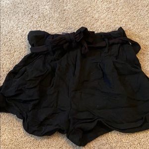 High waisted shorts with bow